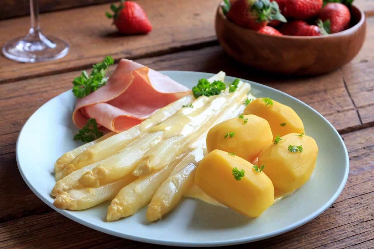 Spargel ganz klassisch: mit Sauce Hollandaise, Schinken und Kartoffeln. 