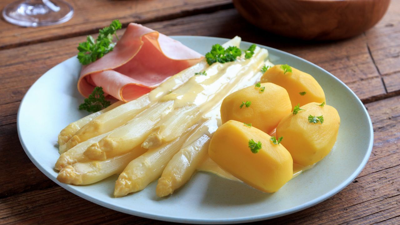 Spargel ganz klassisch: mit Sauce Hollandaise, Schinken und Kartoffeln. 