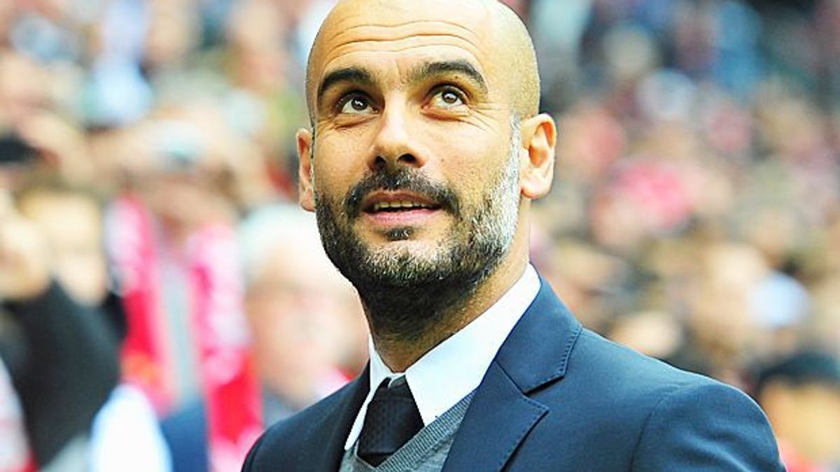 Pep Guardiola FC Bayern München lächelt