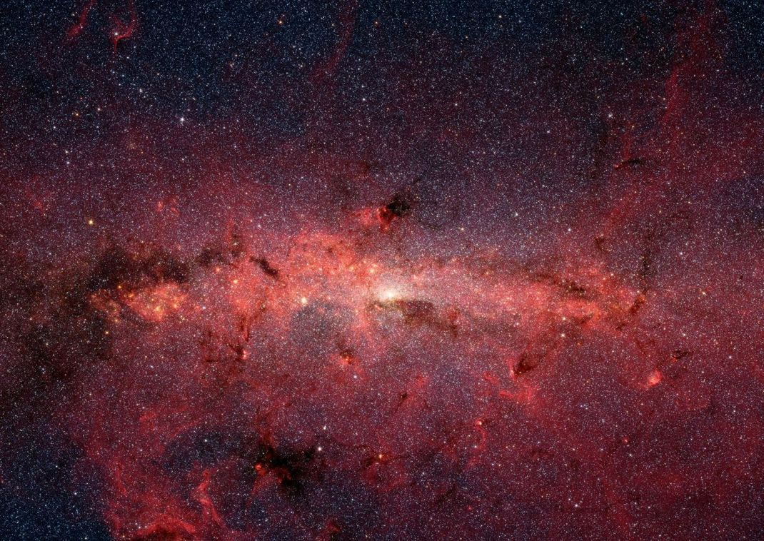 Zum Unglück der Astronomen verdeckt eine riesige Staubwolke das Zentrum der Milchstraße. Mit Teleskopen, die langwellige Strahlung messen, wird das Zentrum zum Teil sichtbar (heller Fleck in der Bildmitte).
