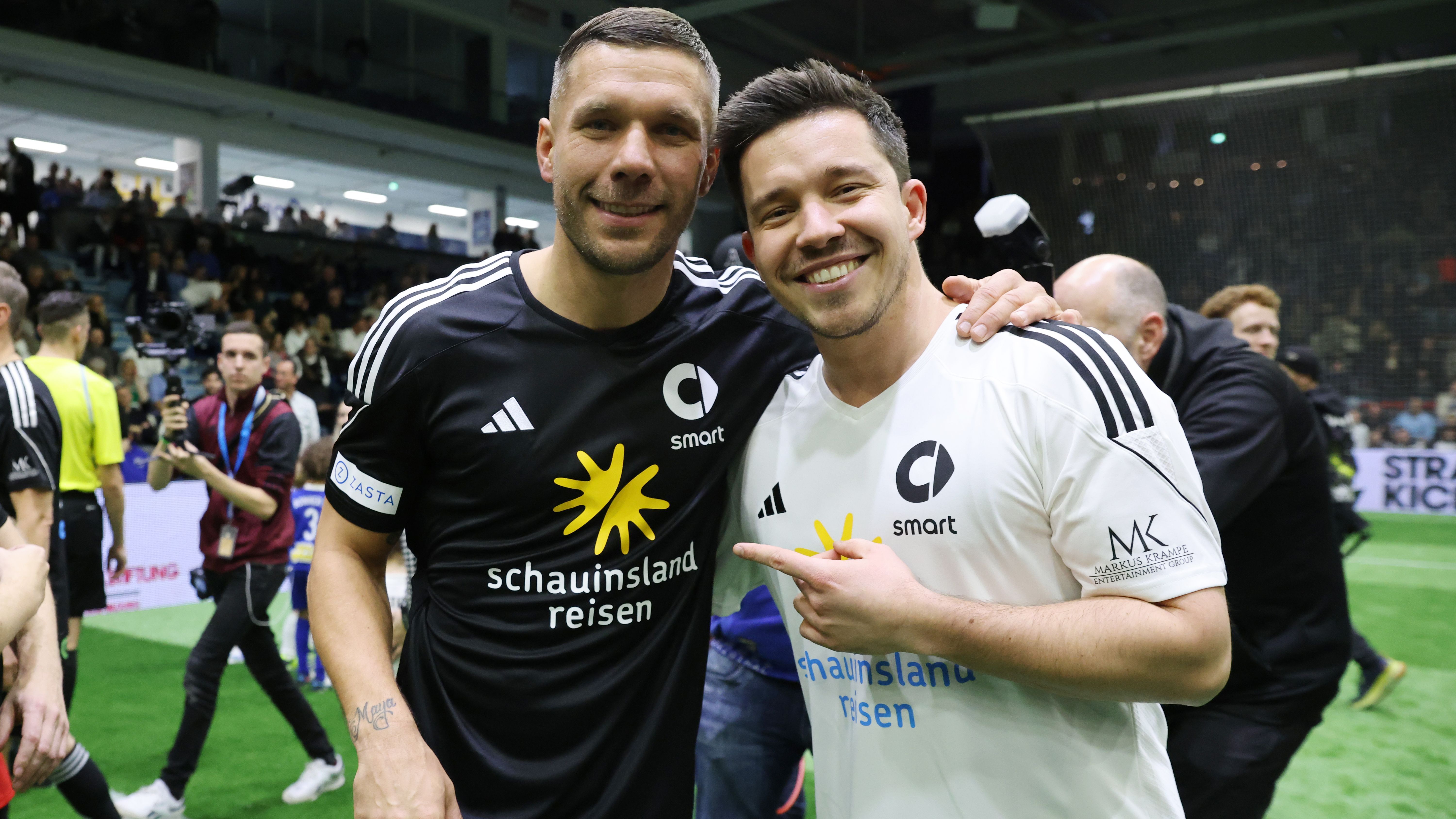 <strong>Baller League: Die Stars um Podolski, Kruse, Effenberg und Co.</strong><br>Die neu gegründete Baller League gibt es <a href="https://www.ran.de/sports/fussball/livestreams/baller-league-live-auf-prosieben-maxx-joyn-und-hier-im-kostenlosen-livestream-343008">jeden Montag live auf ProSieben MAXX, Joyn und auf ran.de</a>. <strong><em>ran</em></strong> zeigt, welche Fußball-Stars mit dabei sind.