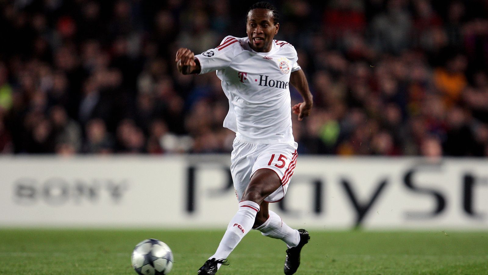 
                <strong>Ze Roberto</strong><br>
                Im Sommer 2002 heuerte Ze Roberto bei den Bayern an, nachdem der Brasilianer zuvor mit Bayer Leverkusen unter anderem den Champions-League-Titel ebenso verpasste wie jenen im DFB-Pokal und der Bundesliga. In München sollte es für den Mittelfeldstar dann mit reichlich Titeln klappen. Je vier Mal durfte der Südamerikaner bis 2006 die Meisterschale sowie den DFB-Pokal in die Höhe stemmen. Danach trennten sich die Wege des damals 31-Jährigen und der Münchner, aber nicht für lange Zeit. Schon ein Jahr später kehrte Ze Roberto auf Leihbasis vom uruguayischen Klub Nacional Montevideo zurück an die Isar und blieb bis 2009. Nach weiteren Stationen wie dem HSV, Al-Gharafa, Gremio Porto Alegre und Palmeiras beendete Ze Roberto seine Karriere erst 2017 im Alter von 43 Jahren.
              