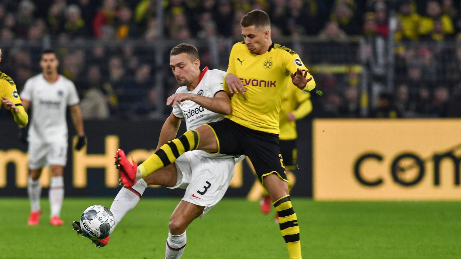 
                <strong>Thorgan Hazard</strong><br>
                Rückt für den verletzten Julian Brandt in die Partie. Kann seine Berücksichtigung für die Startelf nicht vollends rechtfertigen. Unauffälligster Borusse in der offensiven Dreierreihe hinter der Spitze und bei keinem Treffer entscheidend beteiligt.ran-Note: 4
              