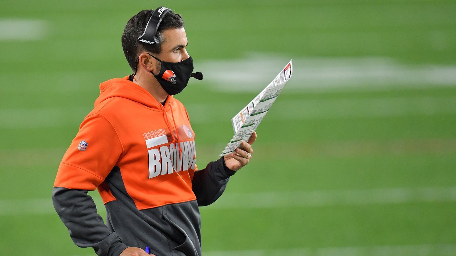 
                <strong>Coach of the Year: Kevin Stefanski (Cleveland Browns)</strong><br>
                Mit Ach und Krach qualifizierten sich die Cleveland Browns noch für die Playoffs - zum ersten Mal seit 2002. Dabei hätte es so spannend gar nicht sein müssen, denn die Niederlage in Woche 16 gegen die New York Jets (bis dahin ein einziger Sieg) war mehr als nur ärgerlich. Trotzdem ist die Leistung der Browns historisch und verdient Respekt. Vielleicht in Form einer solchen Auszeichnung zum Coach of the Year für Kevin Stefanski? Der 38-Jährige übernahm den Headcoach-Posten vor der Saison, brachte sein Team dorthin, wo es jetzt steht.  
              