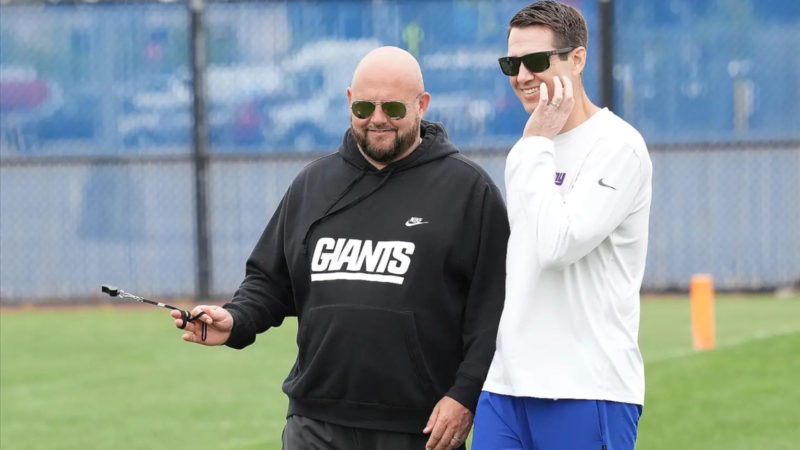 
                <strong>Gewinner: Brian Daboll und Joe Schoen (New York Giants)</strong><br>
                Quasi seit 2017 durchgehend befinden sich die New York Giants in einem dauerhaften Leistungs-Tal, mit dem Tiefpunkt 2021. In dieser Saison hatten nur wenige Experten "Big Blue" auf dem Zettel, in Woche eins gelang Head Coach Brian Daboll (li.) mit seinem Team jedoch ein Ausrufezeichen: Mit 21:20 gewannen sie beim letztjährigen Nummer-eins-Seed der AFC, den Tennessee Titans. Damit hat General Manager Joe Schoen (re.) etwas geschafft, was in der Amtszeit von Vorgänger Dave Gettleman nie gelang: Die Giants haben mehr Siege als Niederlagen, sind also "über .500", wie man in den USA sagt.
              