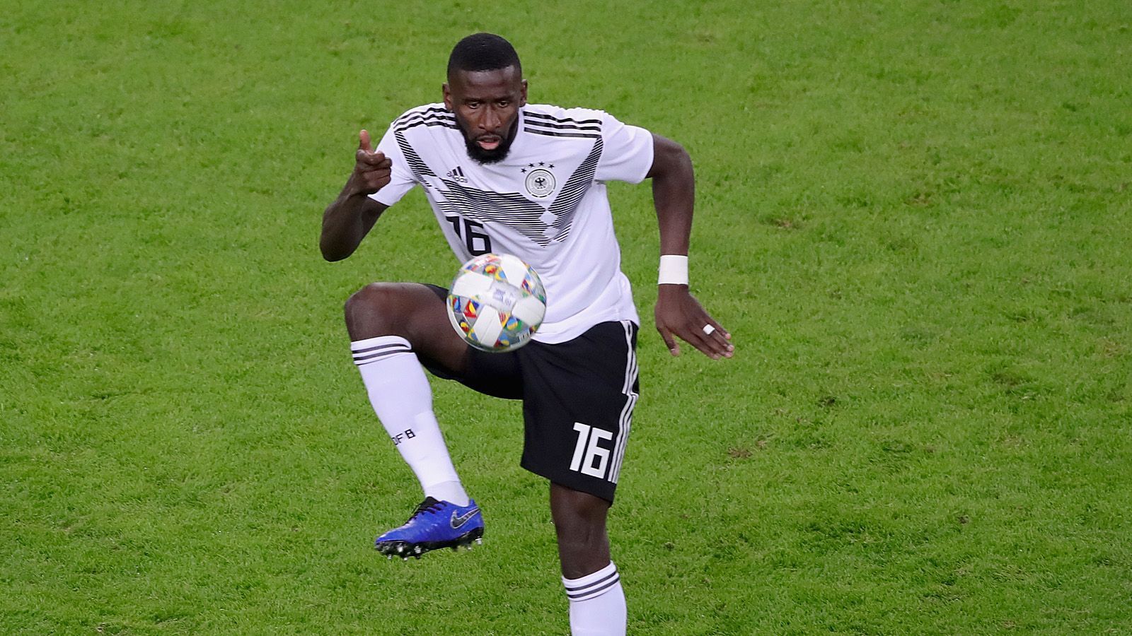 
                <strong>Antonio Rüdiger</strong><br>
                &#x2022; Position: Abwehr -<br>&#x2022; Abwehr: 28 Jahre -<br>&#x2022; Verein: FC Chelsea<br>
              