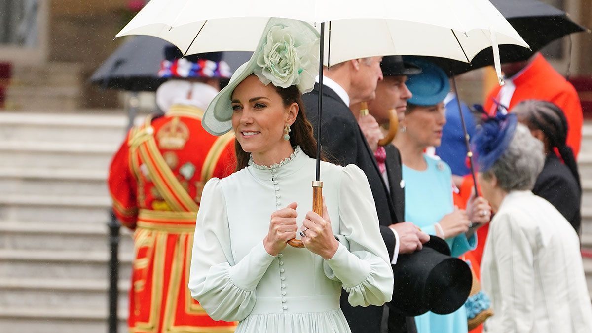 Der Style von Prinzessin Kate wird oft mit dem Style von der verstorbenen Lady Diana verglichen. Kate soll sich bei den Looks, die sie bei offiziellen&nbsp;Anlässen trägt, oft von Dianas Outfits&nbsp;inspirieren lassen.&nbsp;