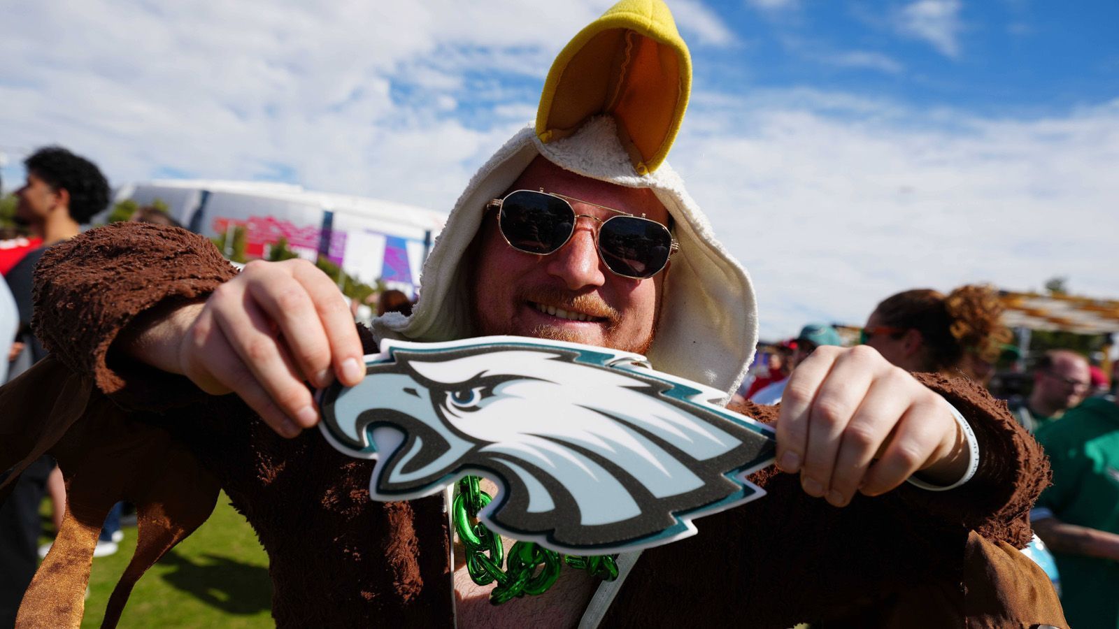 
                <strong>Super Bowl 2023: Die verrückten Fans der Philadelphia Eagles und Kansas City Chiefs </strong><br>
                Nicht zu übersehen, welchem Team er die Daumen drückt.
              