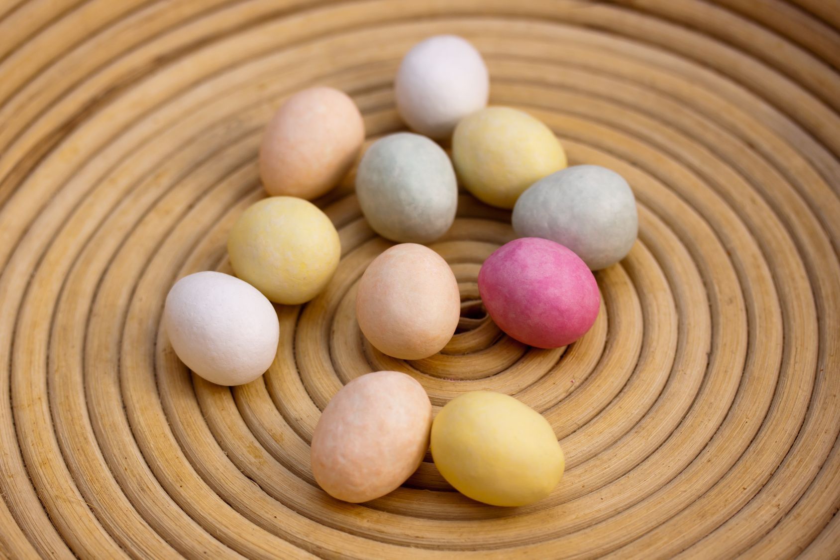 Pastellfarbene Eier sorgen für Frühlingsstimmung im Nest.