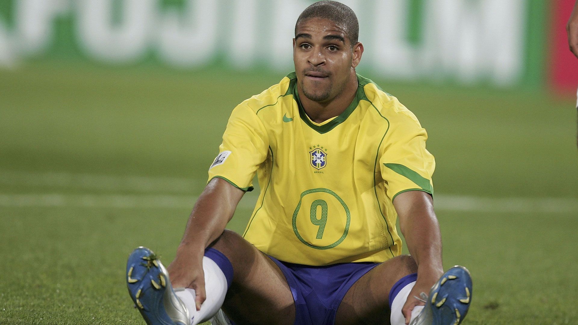 
                <strong>Adriano</strong><br>
                Der "Imperator" ist nur ein weiteres Beispiel für ein brasilianisches Toptalent, bei dem aus der geplanten Weltkarriere am Ende nichts wurde. Adriano war zwischenzeitlich oben angekommen. War Stammspieler bei Inter Mailand und sorgte für Furore bei der brasilianischen Nationalmannschaft. Doch mit dem Tod seines Vaters kam der Wendepunkt in der Karriere des bulligen Mittelstürmers. Adriano stürzte in eine Depression und verfiel dem Alkohol. Nach vielen glücklosen Stationen und Karrierepausen beendete er 2016 bei Miami United in der MLS seine unvollendete Laufbahn endgültig. 
              