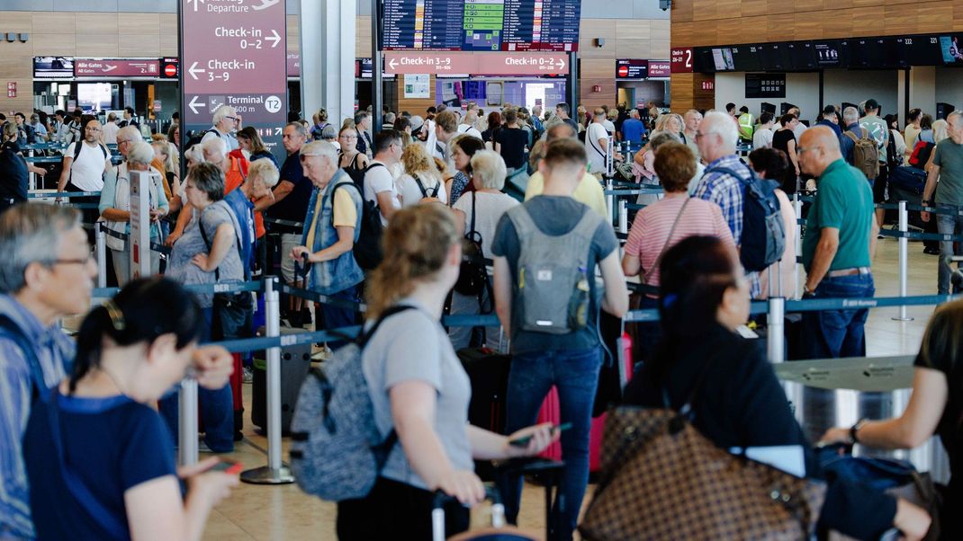 Lange Warteschlangen in Berlin und Brüssel – der Cyberangriff auf Collins Aerospace sorgt weiter für Chaos bei der Abfertigung.