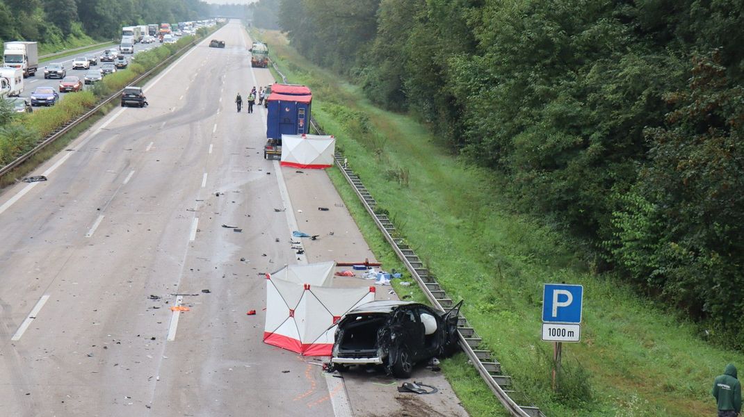 Mindestens ein Fahrzeug ging in Flammen auf. Die A5 ist in Richtung Nord gesperrt. 