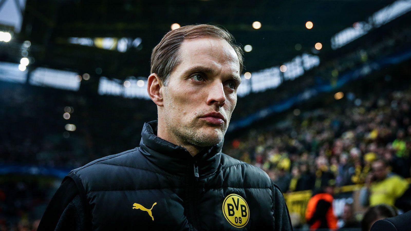 
                <strong>Thomas Tuchel</strong><br>
                Seine Verpflichtung pfiffen die Spatzen bereits von den Dächern, ehe der FC Chelsea sie am 26.01.2021 offiziell machte. Die Rede ist von Thomas Tuchel, einst in Diensten von Mainz 05 (2009-2014) und Borussia Dortmund (2015-2017). Seine erfolgreichste Zeit hatte der DFB-Pokal-Sieger von 2017 allerdings in der französischen Hauptstadt: Mit Paris St. Germain holte Tuchel als Trainer zwei Meisterschaften und einmal den Pokal. Nun soll er also die "Blues" um die deutschen Nationalspieler Timo Werner und Kai Havertz zurück in die Spur führen, sein Vertrag läuft zunächst bis Juni 2022.
              