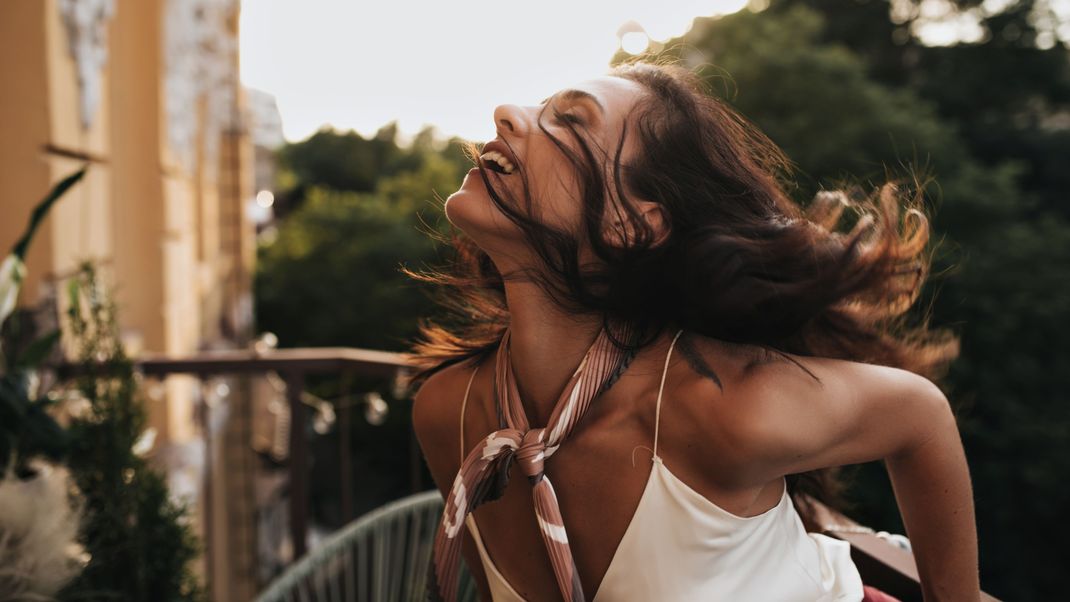 Als Haarschmuck oder Sonnenschutz: Luftige Halstücher sind das perfekte Sommer-Accessoire - und durch einen Tuchring wird der Style zum Hingucker.