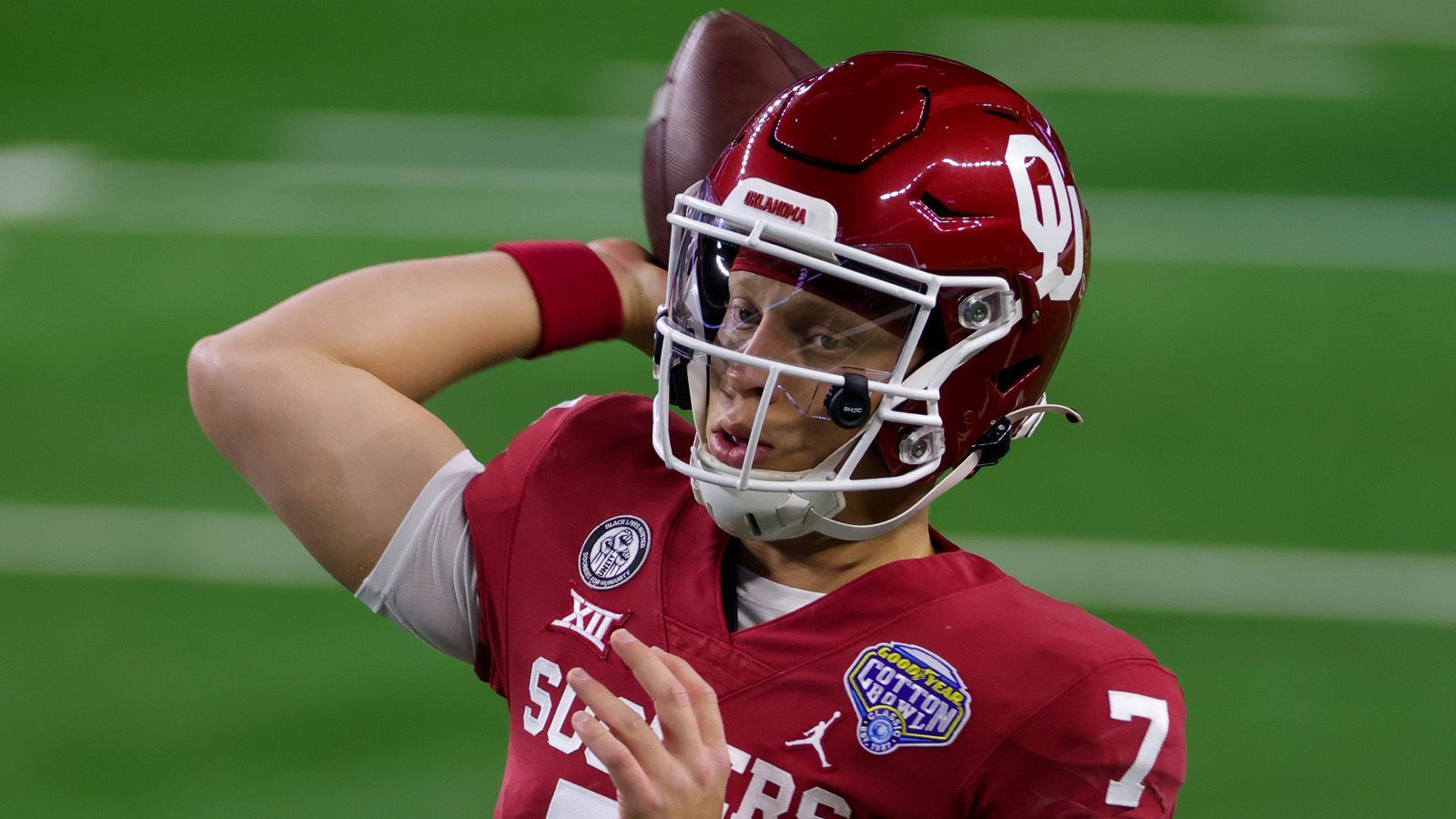 
                <strong>Spencer Rattler (Oklahoma Sooners)</strong><br>
                Spencer Rattler gilt als der potenzielle Nummer-1-Pick des NFL Draft 2022 und als einer der Favoriten auf die Heisman Trophy. Der 20-Jährige ist schnell, beweglich, wurfstark und furchtlos. Er wirft den Ball oft erst im allerletzten Moment ab, bevor die Verteidiger ihn umwälzen. Vergangene Saison brachte er 67,5 Prozent seiner Pässe für 3031 Yards an den Empfänger, warf 28 Touchdown-Pässe bei sieben Interceptions, lief außerdem sechs Mal selber in die Endzone. Er war einer der Protagonisten der Netflix-Doku "QB1: Beyond the Lights" (siehe ran-Story: Rattler: Der nächste Nummer-1-Pick aus Oklahoma?)
              