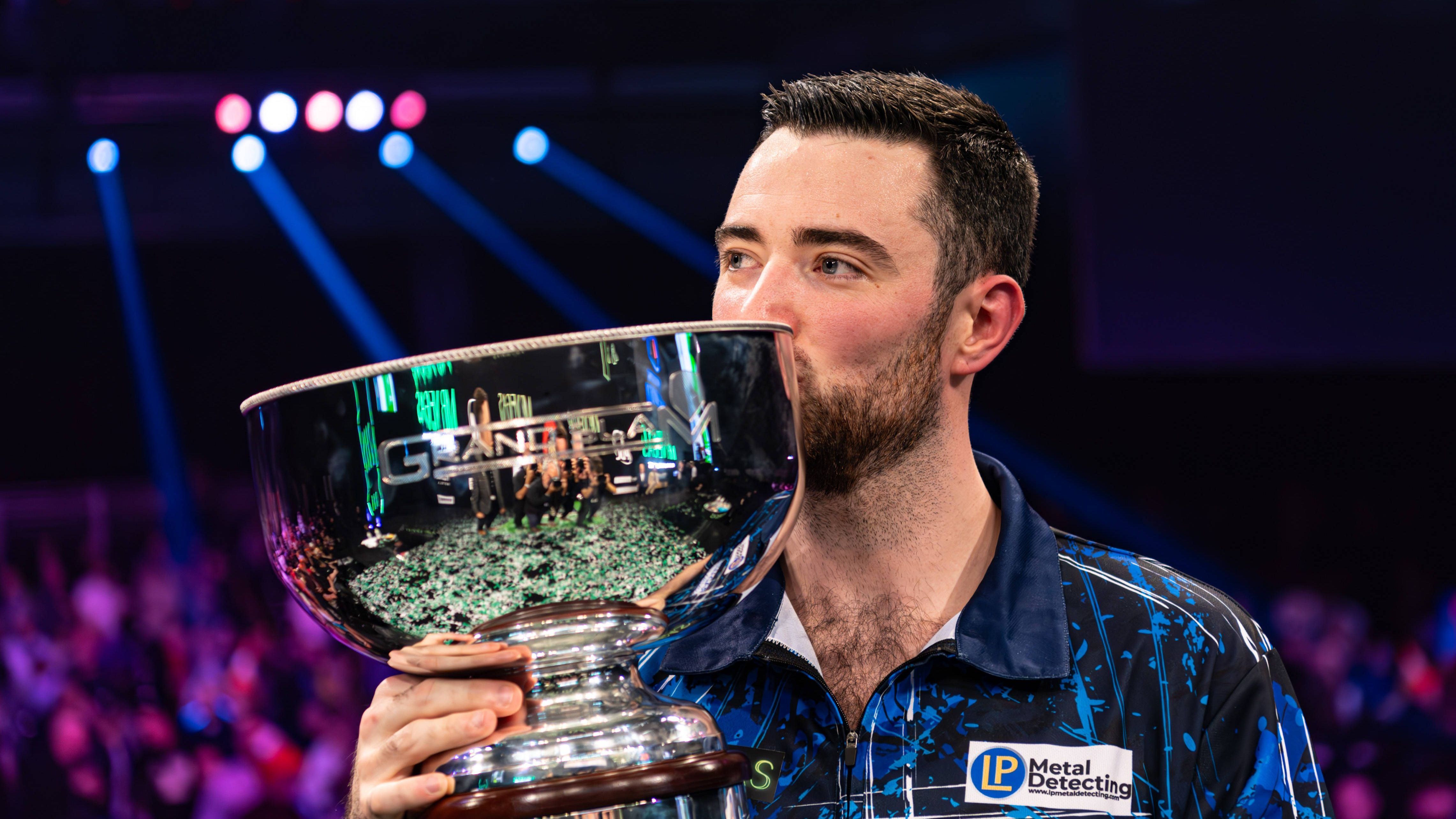 <strong>Luke Humphries </strong><br>Drei der vier jüngsten Major-Titel gingen an den 28-Jährigen, einzig beim European Championship schied er im Viertelfinale aus. Zudem spielte er über das Jahr betrachtet den dritthöchsten Average und gilt auch unter den Wettanbietern als Top-Favorit.