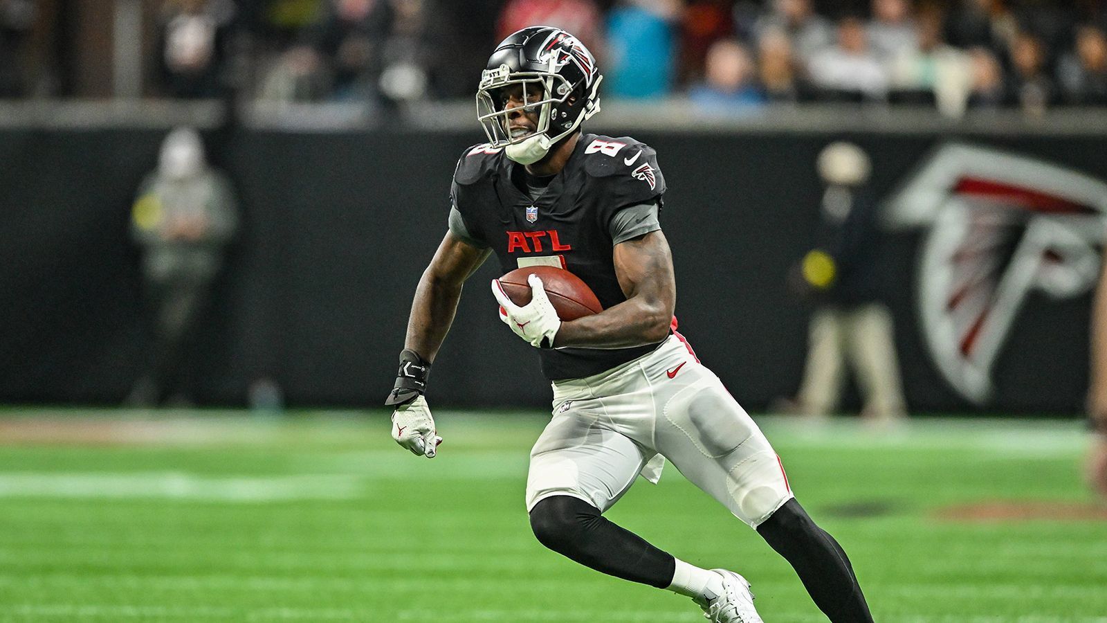 
                <strong>7. Platz: Atlanta Falcons</strong><br>
                &#x2022; Starter: Kyle Pitts<br>&#x2022; Backups: Jonnu Smith, Parker Hesse<br>Wie Zach Ertz musste auch Kyle Pitts seine Saison frühzeitig verletzungsbedingt beenden. Ein Jahr zuvor knackte er als Rookie die 1.000-Yards-Marke. Die dynamische Anspielstation soll nun auch von einem Quarterback-Wechsel profitieren. Die Chemie mit Marcus Mariota ließ zu wünschen übrig, mit Desmond Ridder soll es besser werden. Zudem dürfte Jonnu Smith viel Einsatzzeit bekommen. Head Coach Arthur Smith kitzelte vor wenigen Jahren als Offensive Coordinator bei den Tennessee Titans das Maximum aus Smith heraus. Unter seiner Leitung sammelte der Tight End in seiner Titans-Zeit über 1.000 Receiving Yards und knapp 100 Rushing Yards.  
              
