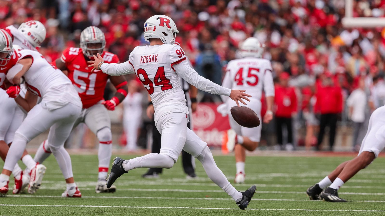 
                <strong>2. Platz - Punter: Adam Korsak, Rutgers</strong><br>
                Adam Korsak hat zwar ebenfalls "nur" einen Punting-Durchschnitt von 44,0 Yards, aber in vielen anderen Aspekt seines Puntens konnte er die Experten bisher begeistern. In den letzten beiden Saisons war er jeweils unter den Top 5 im Netto-Durchschnitt und ist eine absolute Waffe, wenn es darum geht, den Ball innerhalb der 20-Yard-Linie zu versenken. Im Jahr 2021 hatte Korsak 38 solcher Punts, mit null Touchbacks. Das ist die höchste Zahl an Punts, die jemals für einen Spieler ohne Touchbacks im College Football aufgezeichnet wurde. Korsak hat eine sehr gute Hangtime bei seinen Punts und erzwingt eine Menge Fair Catches, mit einer Quote von über 40 Prozent erzwungener Fair Catches in jeder der letzten beiden Saisons.
              