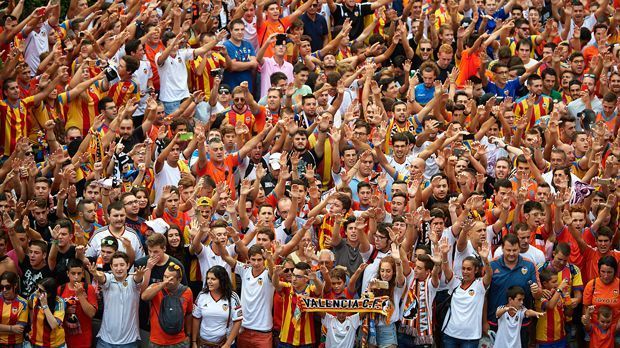 
                <strong>Platz 1 - FC Valencia</strong><br>
                Platz 1: FC Valencia. Die teuerste Jahreskarte kostet 1.477 Euro, die günstigste Tageskarte 10,04 Euro.
              
