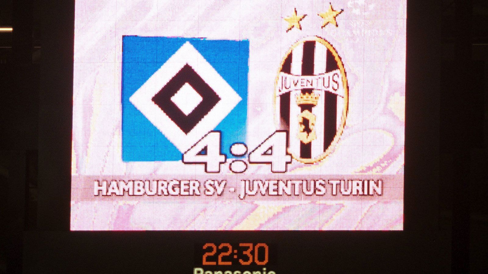 
                <strong>Hamburger SV - Juventus Turin 4:4 (Champions-League-Gruppenphase 2000/01)</strong><br>
                Im September 2000 erleben die Zuschauer im Hamburger Volkspark ein regelrechtes Fußballfest: Juventus geht als klarer Favorit in die Partie, doch die Hamburger können den Italienern über die kompletten 90 Minuten die Stirn bieten. Als Filippo Inzaghi in der 52. Minute auf 3:1 erhöht, scheint das Spiel gelaufen, doch die mutigen Hamburger geben nicht auf und schaffen durch Tore von Mehdi Mahdavikia (65.), Torhüter Hans-Jörg Butt (72., Elfmeter) und Niko Kovac (82.) die Wende. Das Volksparkstadion verwandelt sich in Tollhaus - bis Inzaghi in der 89. Minute das vierte Turiner Tor erzielt und die Niederlage gerade noch abwenden kann.
              