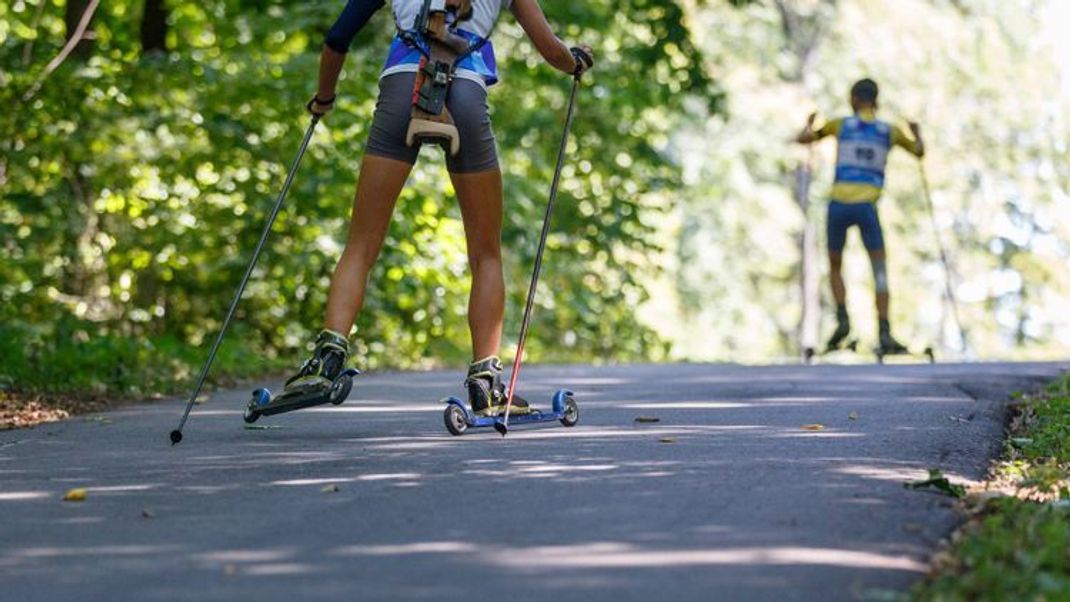 Rollerski fahren – so kommst du fit durch den Sommer