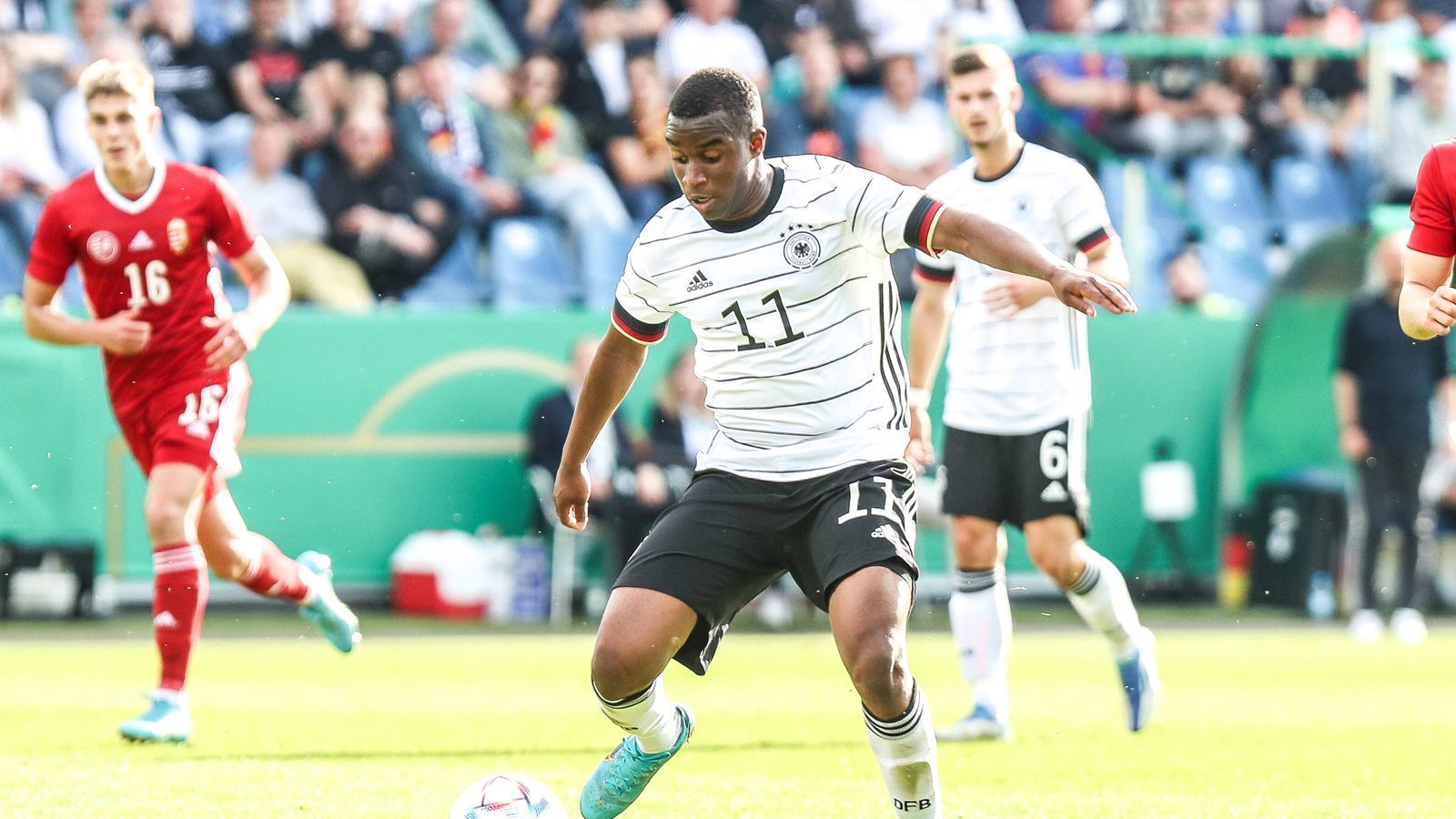 
                <strong>Dortmund-Supertalent Moukoko könnte Rekord aufstellen </strong><br>
                BVB-Stürmer Youssoufa Moukoko (17 Jahre alt) könnte der jüngste deutsche WM-Spieler aller Zeiten werden. Bisher hält Karl-Heinz Schnellinger bei der WM 1958 (damals 19 Jahre alt) diesen Rekord.
              