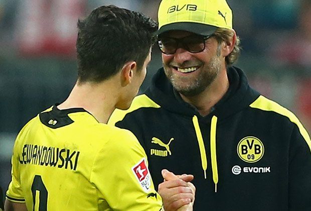 
                <strong>Spiel dreizehn</strong><br>
                Ein wenig Genugtuung gab es dafür am 12. April diesen Jahres. Mit ebenfalls 3:0 zeigte der BVB, dass mit ihm im Pokalfinale zu rechnen sei. Robert Lewandowski saß damals 62 Minuten auf der Bank und steuerte kein Tor zum Erfolg bei.
              
