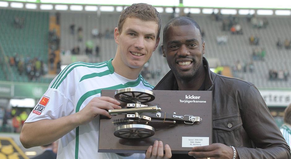 
                <strong>2011: Abschied von Dzeko</strong><br>
                Doch nicht nur die Trainer haben Schuld am Niedergang des VfL Wolfsburg. Hauptproblem ist, dass sich die Top-Spieler nicht mit dem VfL Wolfsburg identifizieren. Kaum ist Wolfsburg 2009 Meister, wollen Dzeko (li.) und Grafite (re.)  weg - und bekommen ihren Wunsch einige Zeit später erfüllt. Auch der Brasilianer Diego zeigt, wie wenig ihm der Verein bedeutet: Er verdrückt sich vor dem entscheidenden letzten Saisonspiel der Spielzeit 2010 / 2011 aus dem Mannschaftshotel, weil er nicht in der Startaufstellung steht. Dabei kämpft Wolfsburg noch gegen den Abstieg.
              