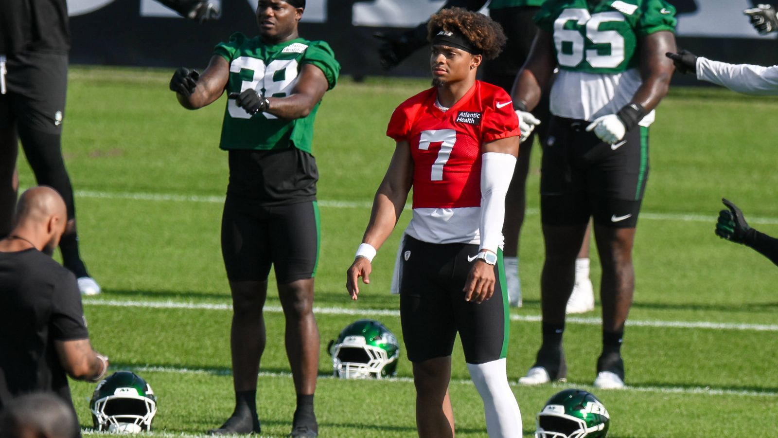 <strong>Justin Fields (New York Jets)</strong><br>... Fields einen Zeh ausgekugelt. Berichten zufolge verletzte sich Fields im Training ohne Fremdeinwirkung bei einem Pass, woraufhin er sich unglücklich abrollte. Wie die Jets am Donnerstagnachmittag bekannt gaben, gilt Fields als "Day-to-Day", er wird also voraussichtlich keine längere Zeit ausfallen.