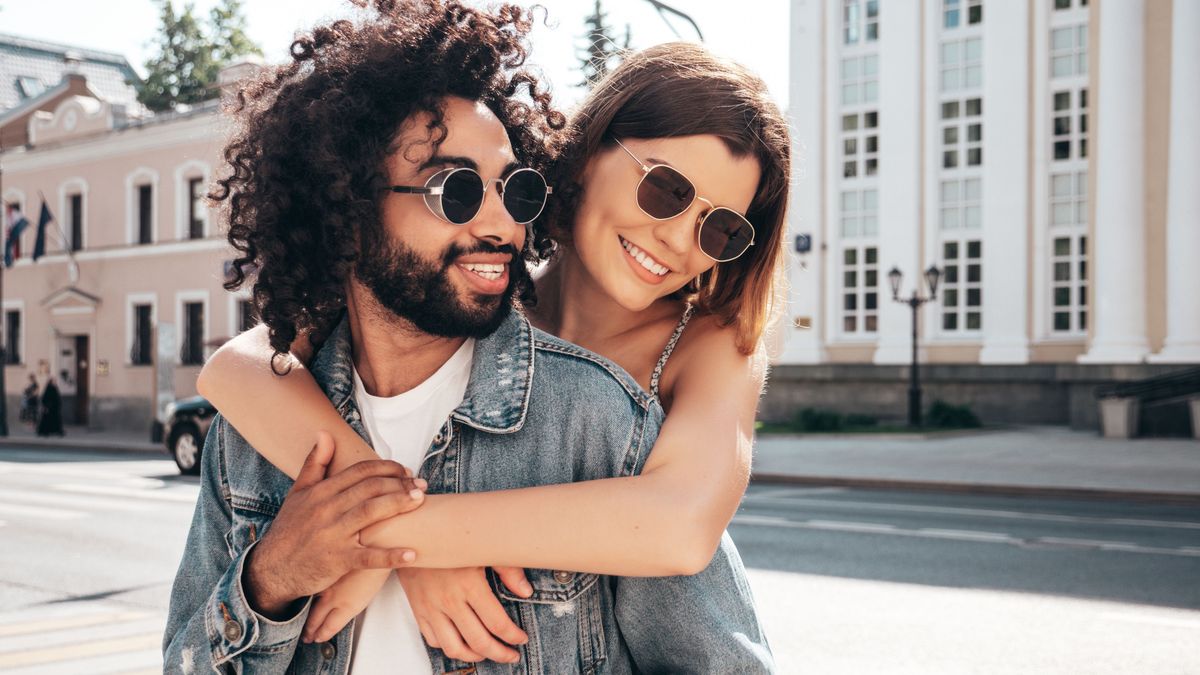 Ein Mann und eine Frau glücklich im Sommer