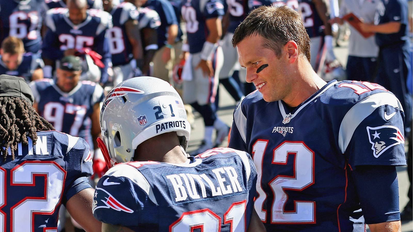 
                <strong>Tom Brady</strong><br>
                Da lässt sich selbstverständlich auch der GOAT nicht lumpen. Tom Brady bedankte sich 2015 bei Super-Bowl-IL-Matchwinner Malcolm Butler, indem er dem damaligen Rookie-Cornerback das Auto für den Finals-MVP-Award schenkte. Eine Schwäche für Autos hatte TB12 aber schon vorher. Nach der unbesiegten Regular Season 2007 schenkte er seiner O-Line im Rahmen einer Charity-Veranstaltung mit Audi jeweils einen Audi Q7. Kostenpunkt: etwa 50.000 Dollar pro Wagen.
              