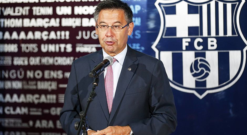 
                <strong>Barca-Präsident begründet "Geisterspiel"</strong><br>
                Laut Barca-Präsident Josep Maria Bartomeu hätte dem Klub ein Abzug von sechs Punkten gedroht, wenn sie das Spiel verlegt hätten: "Drei für heute und weitere drei als Strafe".
              