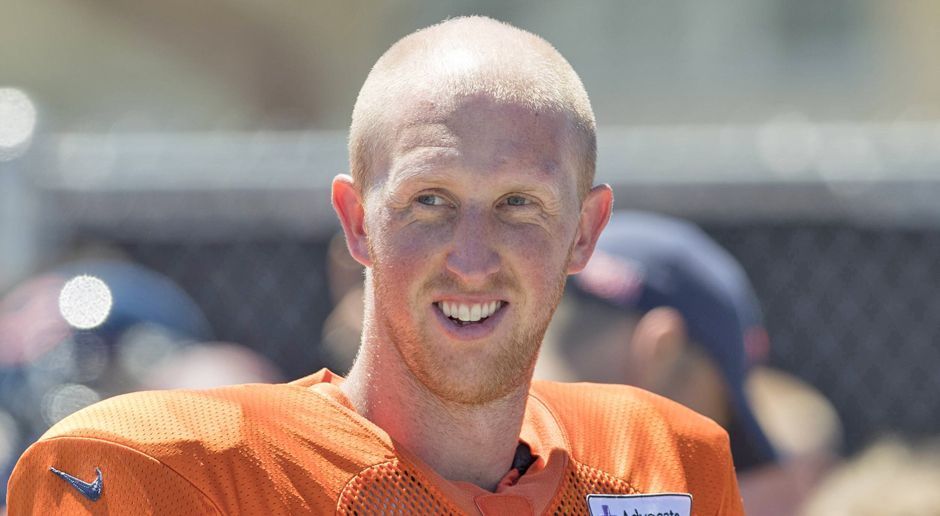 
                <strong>Mike Glennon</strong><br>
                Gnom? Joa. Ron Weasley mit 50 Jahren? Mhm. Professioneller Football-Spieler? Nä. Wir sind böse, das wissen wir, und es tut uns auch leid. Aber stellt euch mal vor: Super Bowl. Overtime. 28:31. Entscheidender Drive. Vierter und Goal. Und Mike Glennon nimmt den Helm ab. Wir schwören euch: Der Gegner wird alles, nur nicht in Panik geraten. Wobei, wenn Glennon sein Team bis zu diesem Punkt geführt hat, vielleicht doch. Aber der Punkt ist: Sieht der NFL-Quarterback wie ein NFL-Quarterback aus? Absolutely not!
              