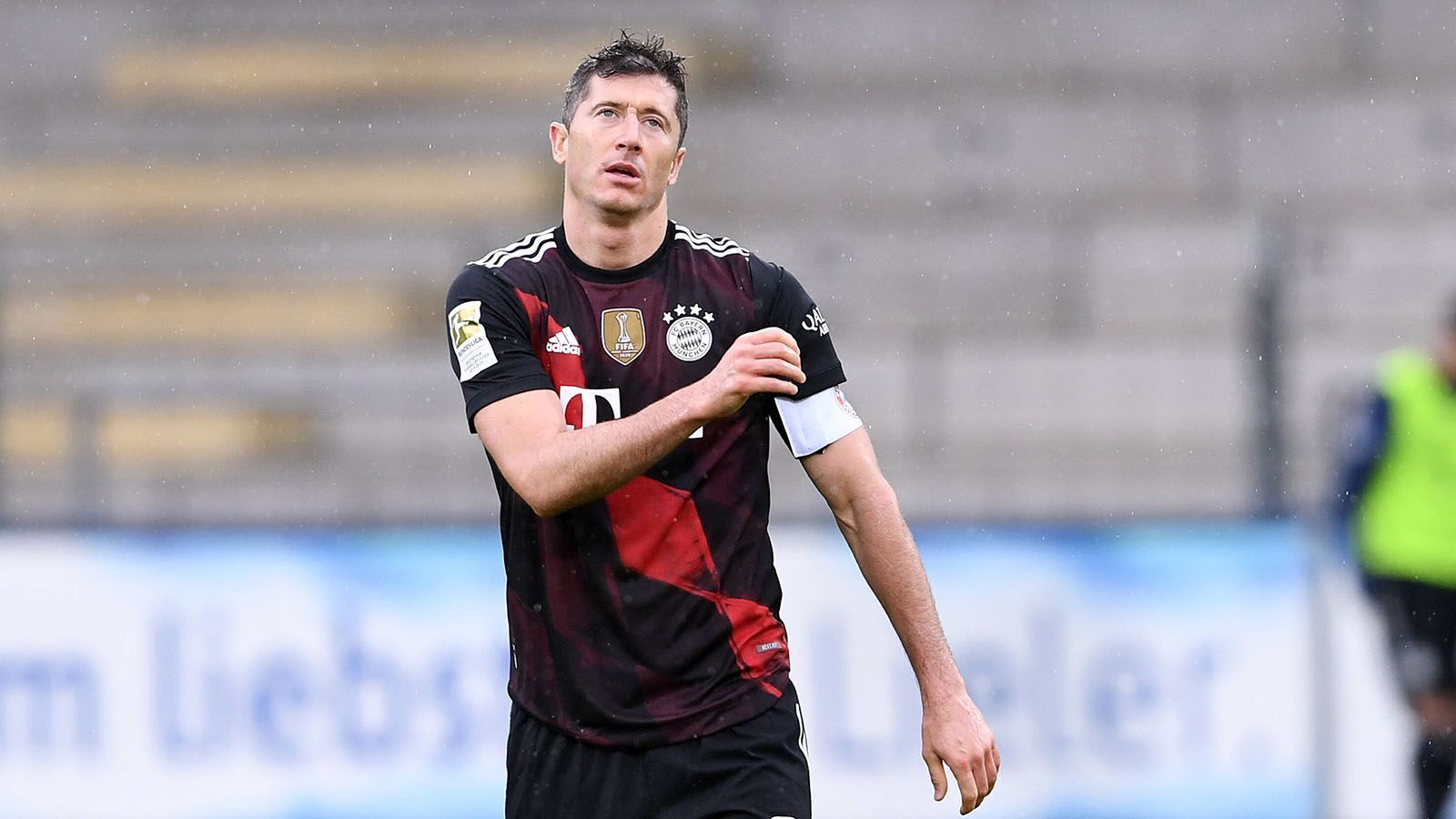 
                <strong>15. Mai: Robert Lewandowski zieht mit Gerd Müller gleich</strong><br>
                Mit einem Treffer am vorletzten Spieltag gegen den SC Freiburg zieht Robert Lewandowski mit dem 40-Tore-Rekord von Gerd Müller gleich. Beim Jubel offenbart er ein T-Shirt unter dem Trikot, dessen Aufschrift "#4everGerd" lautet - eine Huldigung an die Stürmer-Legende der Bayern, die wenige Monate später verstirbt. In der 90. Minute des 34. Spieltags schießt sich Lewandowski sogar zum alleinigen Rekord mit nun 41 Bundesliga-Toren innerhalb einer Saison. 
              