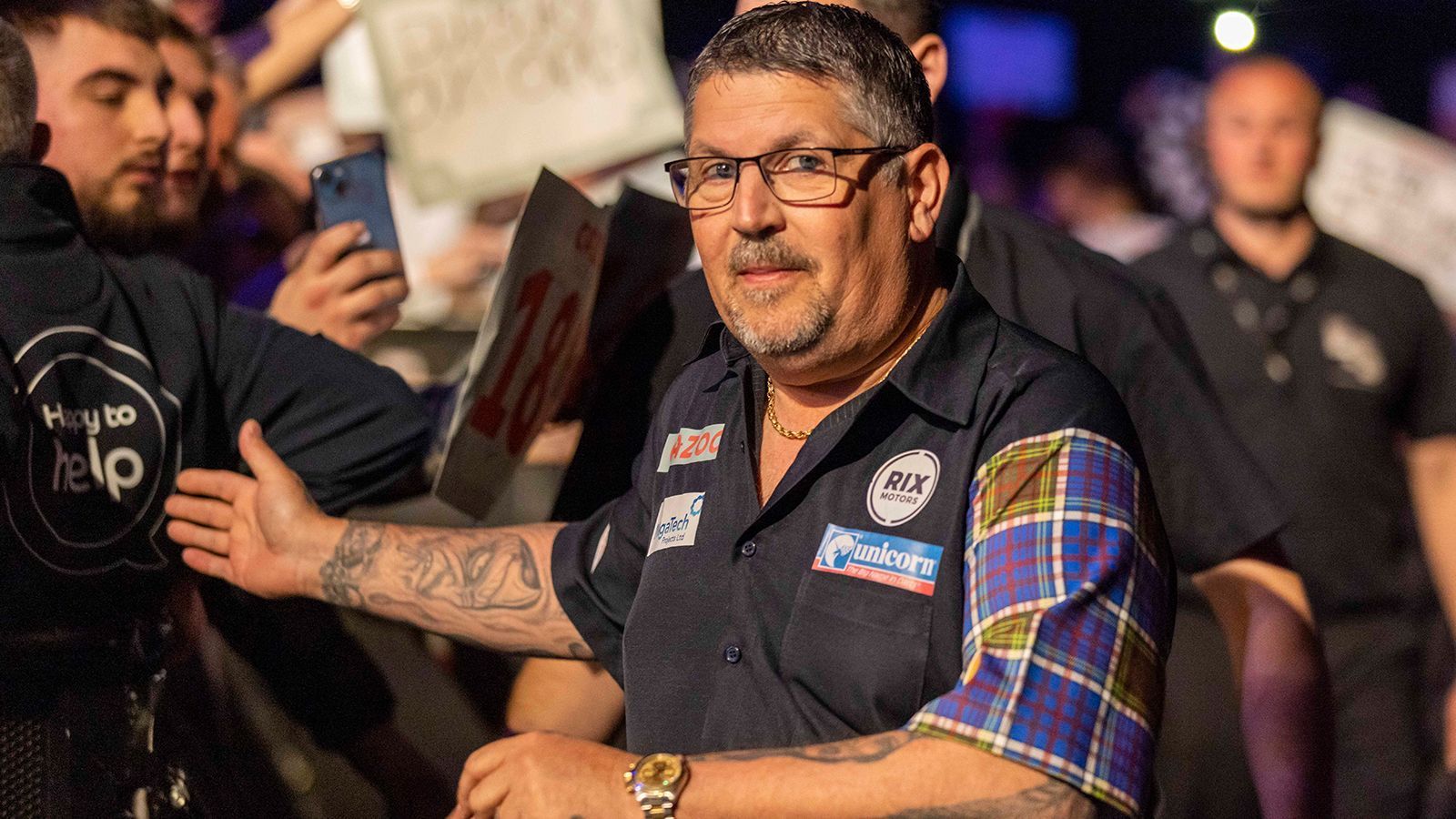 
                <strong>Gary Anderson</strong><br>
                Ist es die letzte Weltmeisterschaft von Gary Anderson? Seit Jahren ranken sich Gerüchte um ein baldiges Karriereende des "Flying Scotsman". Auf der European Tour sieht man den mittlerweile 51-Jährigen seit 2016 gar nicht mehr und auch bei den Major-Turnieren wartet man seit 2018 auf einen Turniererfolg. Trotzdem scheint der zweimalige Weltmeister bei der WM besonders motiviert zu sein. 2021 erreichte er das Finale, im vergangenen Jahr scheiterte er im Halbfinale. Mit Gary Anderson ist bei der WM also immer zu rechnen!
              