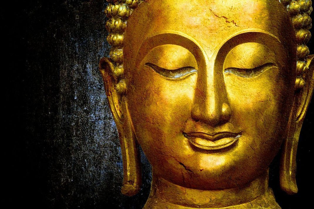 Eine Statue des Buddha. Es gibt unzählige davon in buddhistischen Ländern. Ob Siddharta Gautama genau so aussah, ist nicht bekannt.