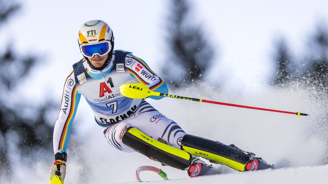 Linus Strasser aus Deutschland während seines Slalomlaufs beim Ski-Alpin-Weltcup auf der Hermann Maier Weltcupstrecke in Flachau, Österreich, 2022.