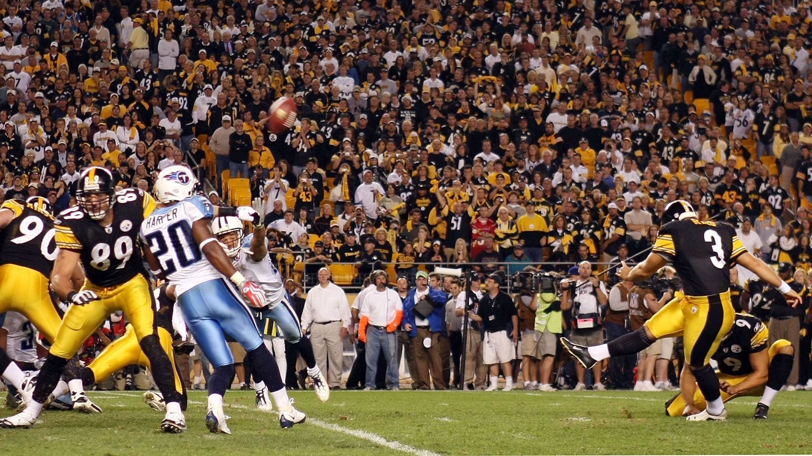 
                <strong>2009 im Heinz Field: Tennessee Titans @ Pittsburgh Steelers 10:13 OT</strong><br>
                Wieder machen sich zwei defensivstarke Teams das Leben gegenseitig schwer. Zum bislang letzten Mal geht ein Eröffnungsspiel in die Overtime. Dort entscheidet Steelers-Kicker Jeff Reed die Partie mit einem Field Goal aus 33 Yards.
              