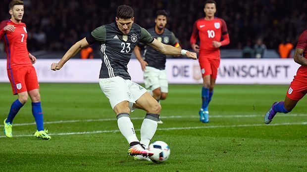 
                <strong>Mario Gomez</strong><br>
                Mario Gomez: Der Stürmer nutzte seine Chance voll und ganz. Gomez sorgte von Beginn an immer wieder für Gefahr und stellte die englischen Verteidiger mit seiner wuchtigen Präsenz vor Probleme. Hatte Pech bei einem regulären Abseitstor in der ersten Hälfte, in der zweiten Halbzeit klappte es dann mit dem ersten Länderspieltreffer seit 2012. Erhielt bei seiner Auswechslung viel Applaus, das war nicht immer so. ran-Note: 1,5
              