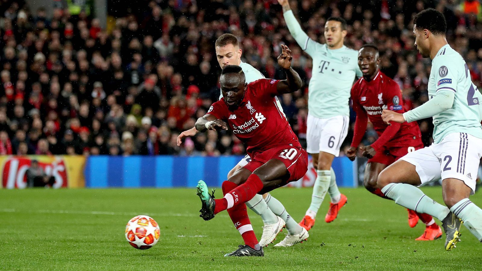 
                <strong>Sadio Mane</strong><br>
                Der Mann mit den besten Chancen auf englischer Seite. Bringt die bayrische Abwehr mit starkem und aggressivem Pressing in Bedrängnis und zieht Fouls gegen Süle und Kimmich (gelb). Vergibt die Riesen-Chance gegen Neuer (33.) und sorgt mit spektakulärem Fallrückzieher für Raunen. In der zweiten Halbzeit leider nicht mehr so aktiv wie in der Ersten. In der 84. Minute scheitert er mit guter Kopfball-Chance an Neuer. ran-Note: 2
              