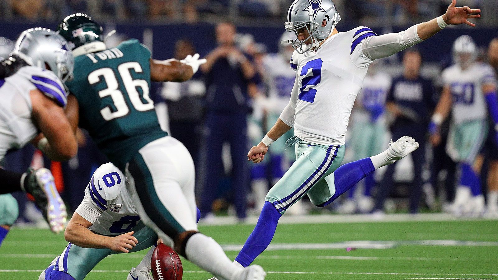 
                <strong>Gewinner: Brett Maher</strong><br>
                Brett Maher ist vielleicht nicht der akkurateste Kicker, aber seine Schusskraft sucht seinesgleichen. Der Cowboys-Kicker verwandelte am Sonntag gegen die Eagles ein Field Goal aus 63 Yards, die Analyse des US-TV ergab, dass der Ball auch aus 66 Yards gut gewesen wäre. Maher stellte damit nicht nur den Rekord für das zweitweiteste Field Goal der NFL-Geschichte ein. Er ist jetzt auch der einzige Kicker mit drei erfolgreichen Field Goals aus einer Distanz von über 60 Yards. Seine Oberschenkel wurden zuletzt sogar mit der Kraft antiker Katapulte verglichen. Vae victis!
              