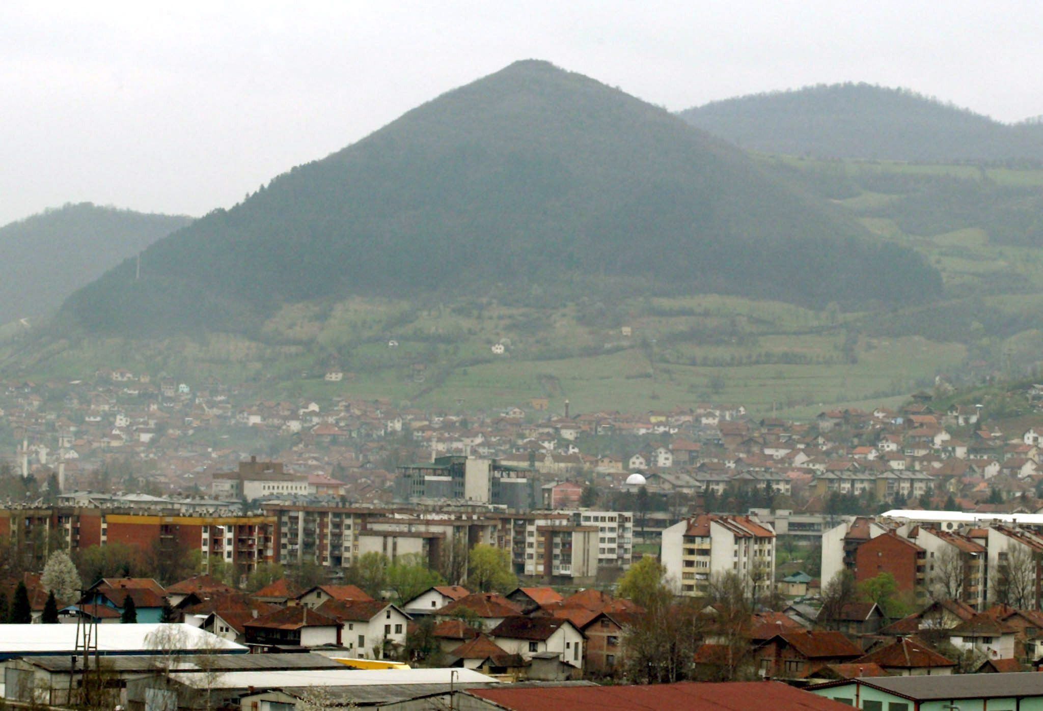 Bei den Pyramiden in Bosnien handelt es sich um mehrere "Pyramiden" - genauer gesagt um Berge, die für Pyramiden gehalten werden. Der Berg Visočica gilt als "Pyramide der Sonne", die Plješevica als "Pyramide des Mondes" und eine dritte Pyramide als die "Pyramide des bosnischen Drachen".