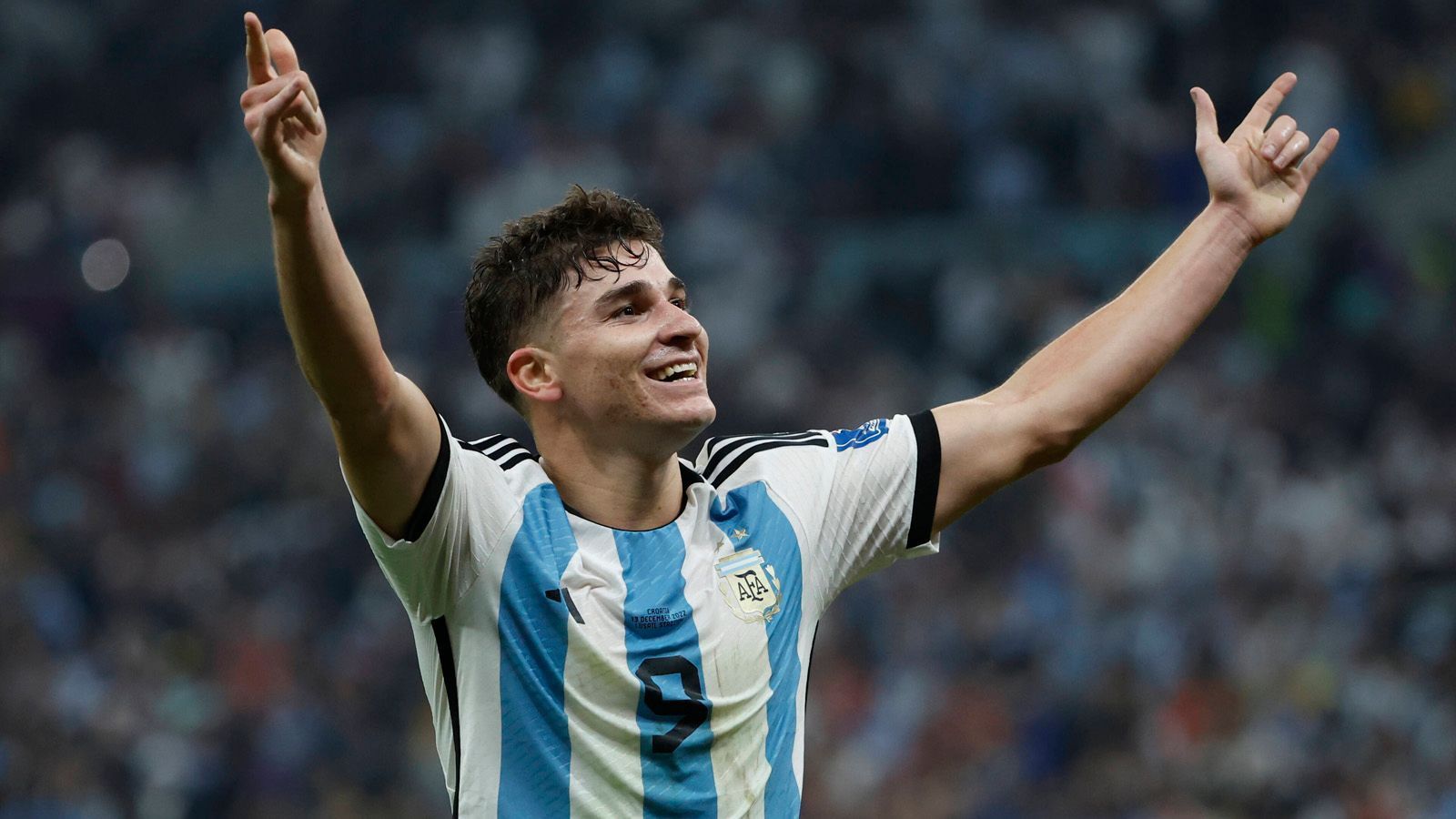 
                <strong>Julian Alvarez (Argentinien)</strong><br>
                Wie gesagt: Erfolg macht attraktiv. Alvarez ist kongenialer Partner von Lionel Messi und war bislang viermal erfolgreich. Der 22-Jährige steht bei Manchester City ganz im Schatten von Erling Haaland und könnte nun Top-Teams auf den Plan rufen. Auch diejenigen, die möglicherweise an einer Leihe interessiert sind. Denn ob City, das für Alvarez rund 22 Millionen Euro gezahlt hat, den Rohdiamanten komplett ziehen lässt, ist fraglich.
              