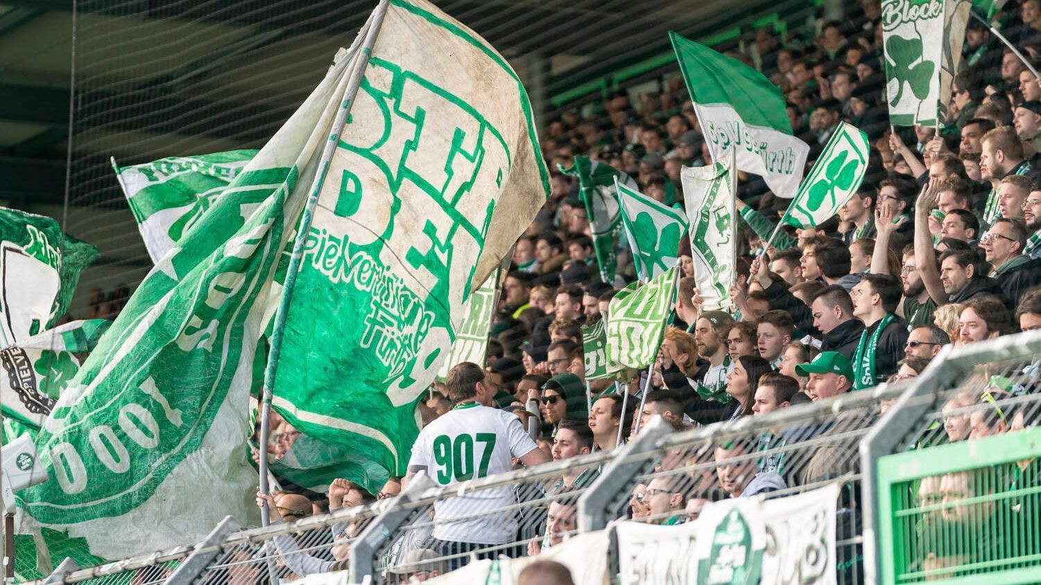 
                <strong>SpVgg Greuther Fürth (Sportpark Ronhof)</strong><br>
                &#x2022; Anstehende Partie: SpVgg Greuther Fürth gegen Arminia Bielefeld (21. August, 15:30 Uhr) -<br>&#x2022; Maximal mögliche Auslastung bei einer Inzidenz unter 35: Knapp 8300 Zuschauer (entspricht 50 Prozent der Gesamtkapazität) -<br>Den Gästefans wurden 300 Tickets zur Verfügung gestellt. Es gilt die 3G-Regel.
              