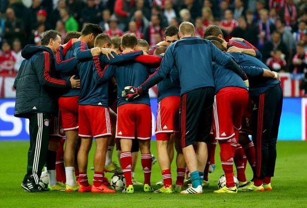 
                <strong>Bayern München - Real Madrid 0:4</strong><br>
                Einschwören vor dem wichtigen Spiel: Die Spieler des FC Bayern bilden vor dem Duell mit Real einen Kreis. Alle schwören sich gemeinsam auf das wichtigste Spiel des Jahres ein.
              