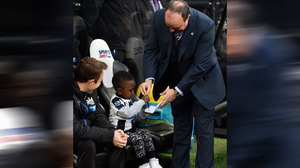 
                <strong>Newcastle-Coach Benitez bekommt Autogramm von Spieler-Sohn</strong><br>
                Da kommt Benitez wieder ins Spiel, der dem Kind Zettel und Stift reicht. Da lässt sich Klein-Sissoko nicht lange lumpen und gibt dem früheren Champions-League-Sieger einfach mal ein spontanes Autogramm.
              