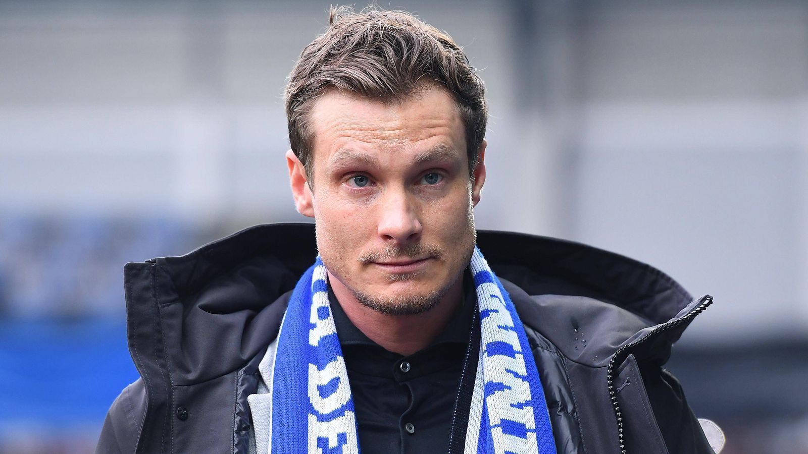 
                <strong>Marcell Jansen</strong><br>
                Von 2008 bis 2015 spielte Marcell Jansen für den HSV, heute steht der erst 35-Jährige an der Spitze des aktuellen Zweitligisten. Bis zu seinem kürzlichen Rücktritt als Präsident hatte Jansen eine Doppelrolle als Aufsichtsratsvorsitzender und eben Präsident der Hanseaten inne. Grund für den Abtritt des gesamten Präsidiums soll ein interner Machtkampf gewesen sein, den Jansen mit seinen Stellvertretern Thomas Schulz und Moritz Schaefer geführt habe. Der Weg Jansens an die HSV-Spitze begann 2018 als Aufsichtsratsmitglied, ein Jahr später wurde der Ex-Profi zum Präsidenten des Traditionsklubs gewählt und seit März 2020 ist er zudem Aufsichtsratsvorsitzender. 
              