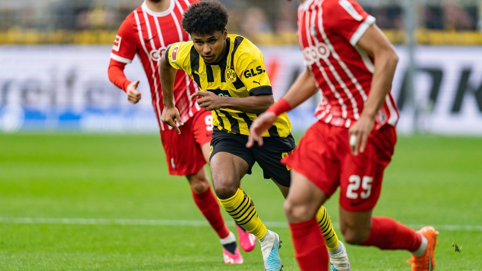
                <strong>Karim Adeyemi</strong><br>
                Der linke Flügelflitzer Adeyemi ist gegen Freiburg an den entscheidenden Situationen beteiligt. Zunächst holt der WM-Teilnehmer gegen Saldillia früh in der Partie zunächst die Gelbe und wenige Sekunden später die Gelb-Rote Karte raus. Nach dem Seitenwechsel erzielt er das wichtige 2:1 für den BVB. Einziger Wermutstropfen: Adeyemi sieht gegen den Sport-Club seine fünfte Gelbe Karte und fehlt damit am 20. Spieltag auswärts in Bremen wegen einer Gelbsperre. ran-Note: 1.
              