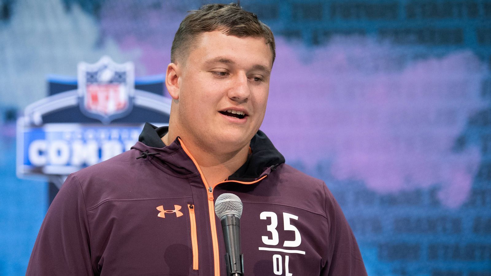 
                <strong>Chris Lindstrom (Guard, Boston College)</strong><br>
                Der 1,93 Meter große und 140 Kilogramm schwere Guard glänzt durch seine hervorragende Athletik. Er ist extrem handlungsschnell und stopft Löcher in der O-Line, reagiert dabei schnell auf Blitze und Drehungen der Pass-Rusher. Möglicherweise hat er nicht die Länge und physische Stärke, die sich einige NFL-Teams für einen Spieler seiner Position vorstellen. Dennoch ist er ein Kandidat für die 1. oder die frühe 2. Runde.  
              