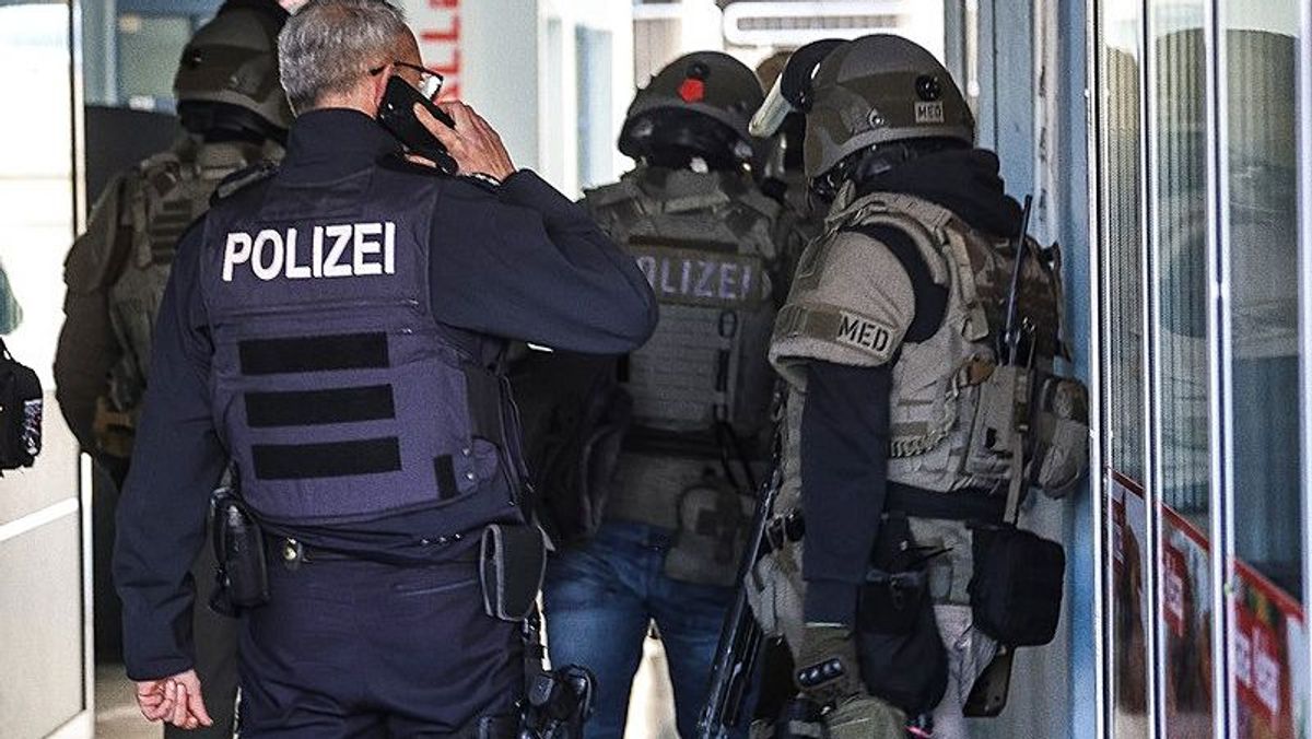 26. Dezember 2024, Nordrhein-Westfalen: Die Polizei, darunter auch Angehörige eines SEK, nimmt in einem Haus in Hagen einen 20-jährigen Mann fest.